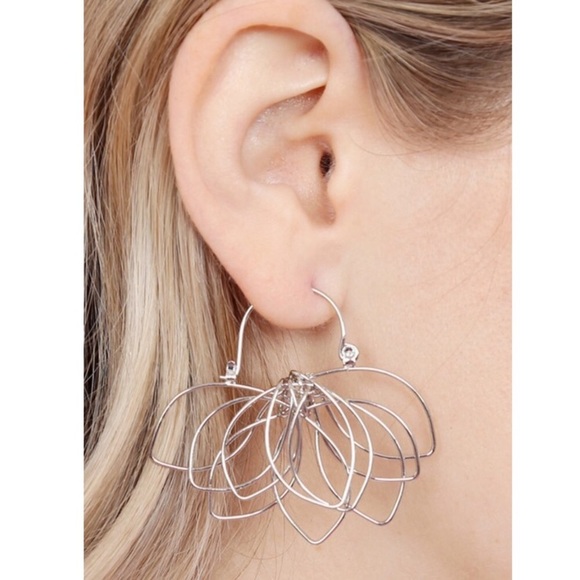 ⚫️5/25 Wire Floral Petal Earrings - Picture 2 of 4